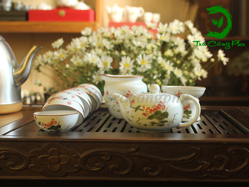 Bộ ấm chén bao gồm 1 ấm và 8 chén, 1 tống chuyên trà, 01 phễu lọc